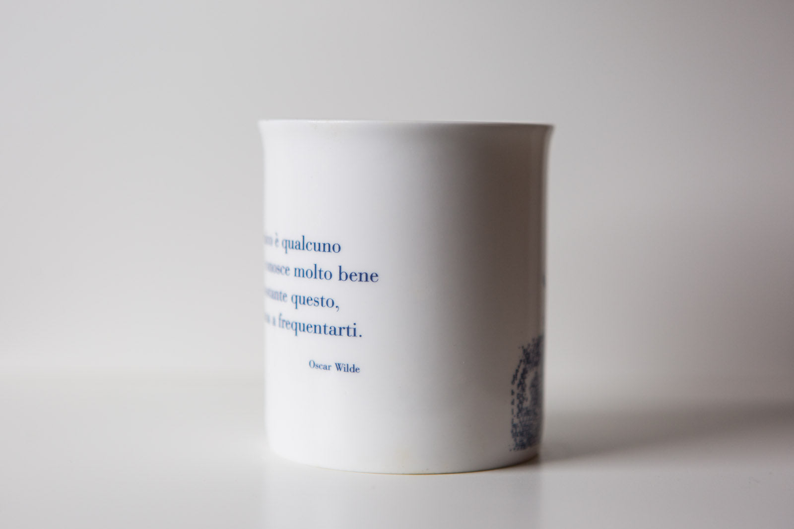 Tazza letteraria - Un amico è qualcuno che ti conosce molto bene nonostante questo continua a frequentarti. Oscar Wilde